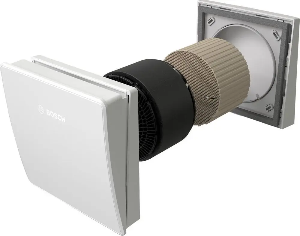 Dezentrale Lüftungseinheit von Bosch mit Montagerohr, Hauben und schwarzem Ventilator, installiert in eine Wandöffnung, zeigt klaren Luftzirkulationsmechanismus.
